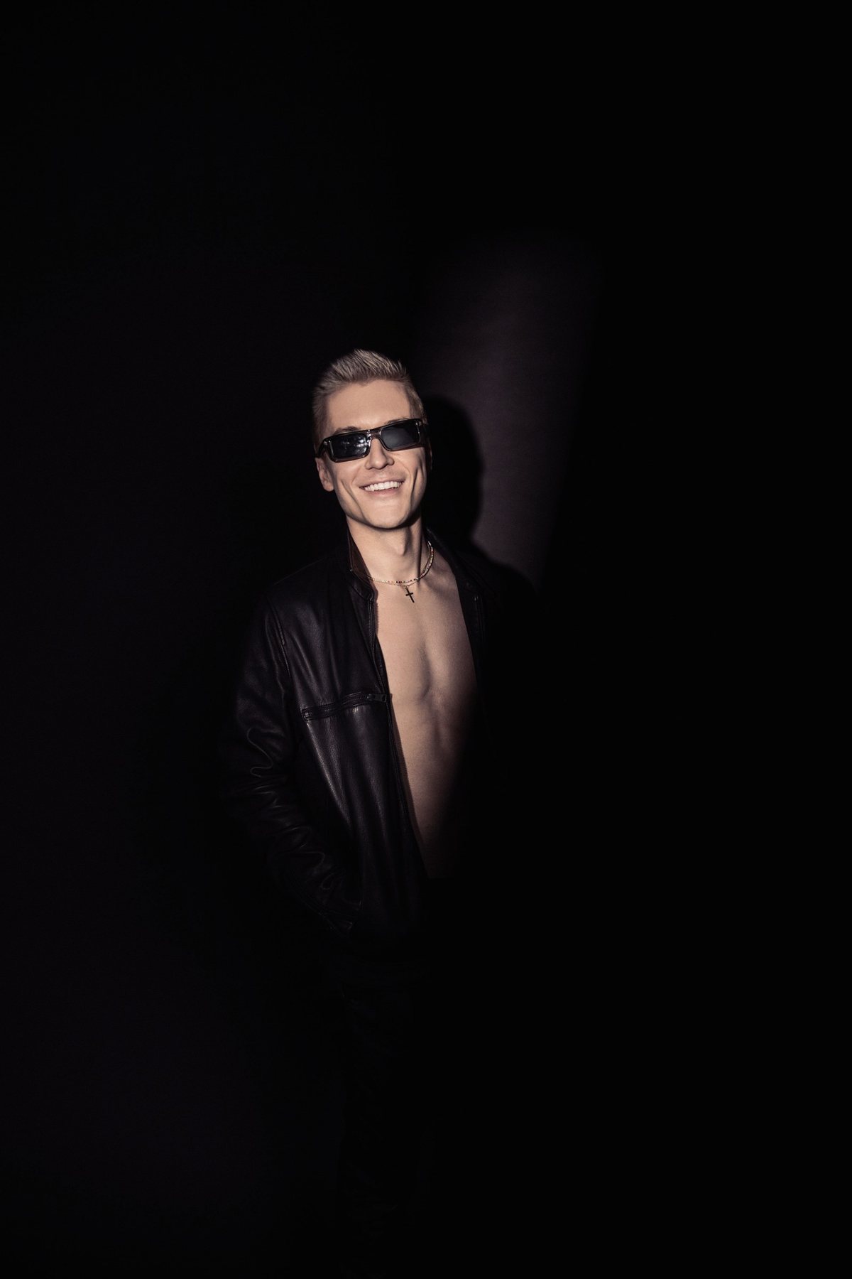 Leather cross, obsidian deep, structural heavy-gauge knit